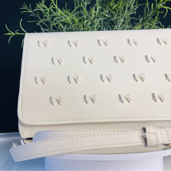 Betsey Johnson Cream Bow Studded Crossbody Bag Gold Chain NWT - Picture 5 of 6